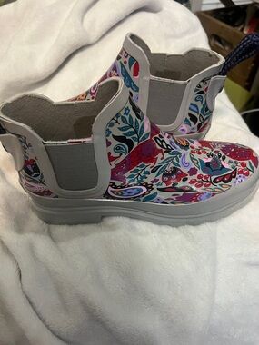 Sakroots Gray Floral-Patterned Rain Chelsea Boots